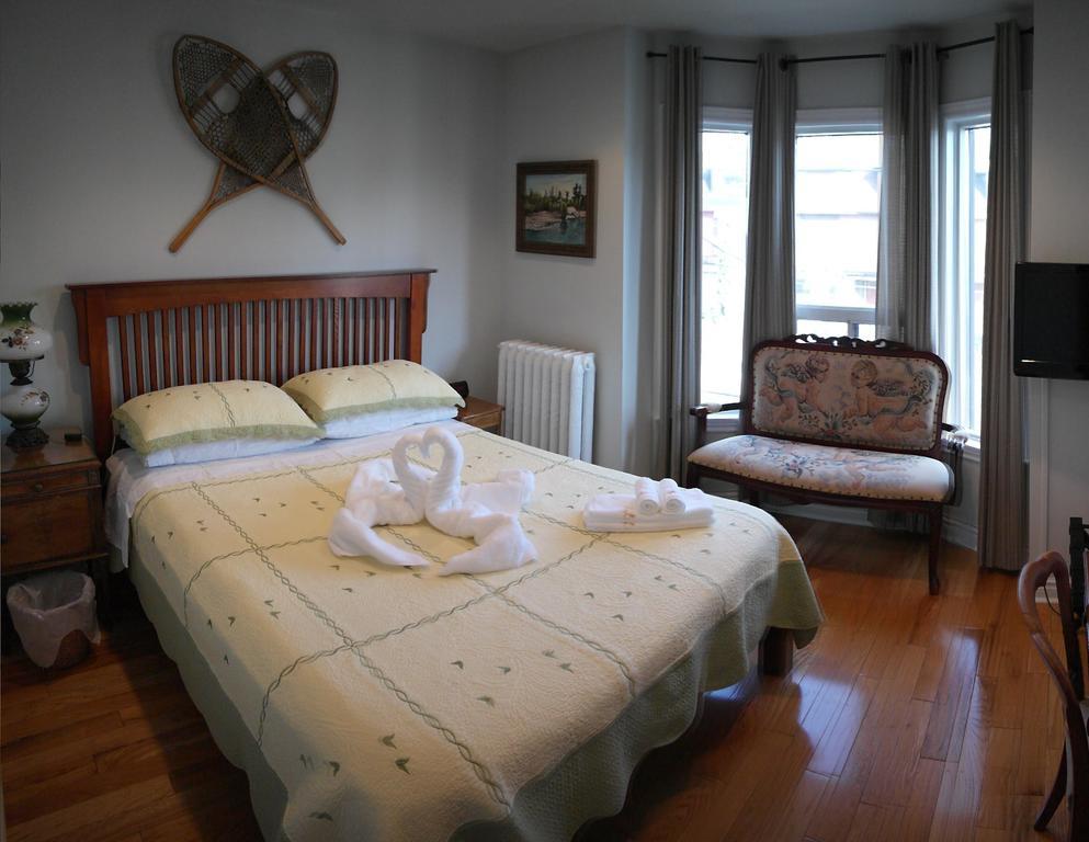 Rose Garden Bed And Breakfast Торонто Экстерьер фото