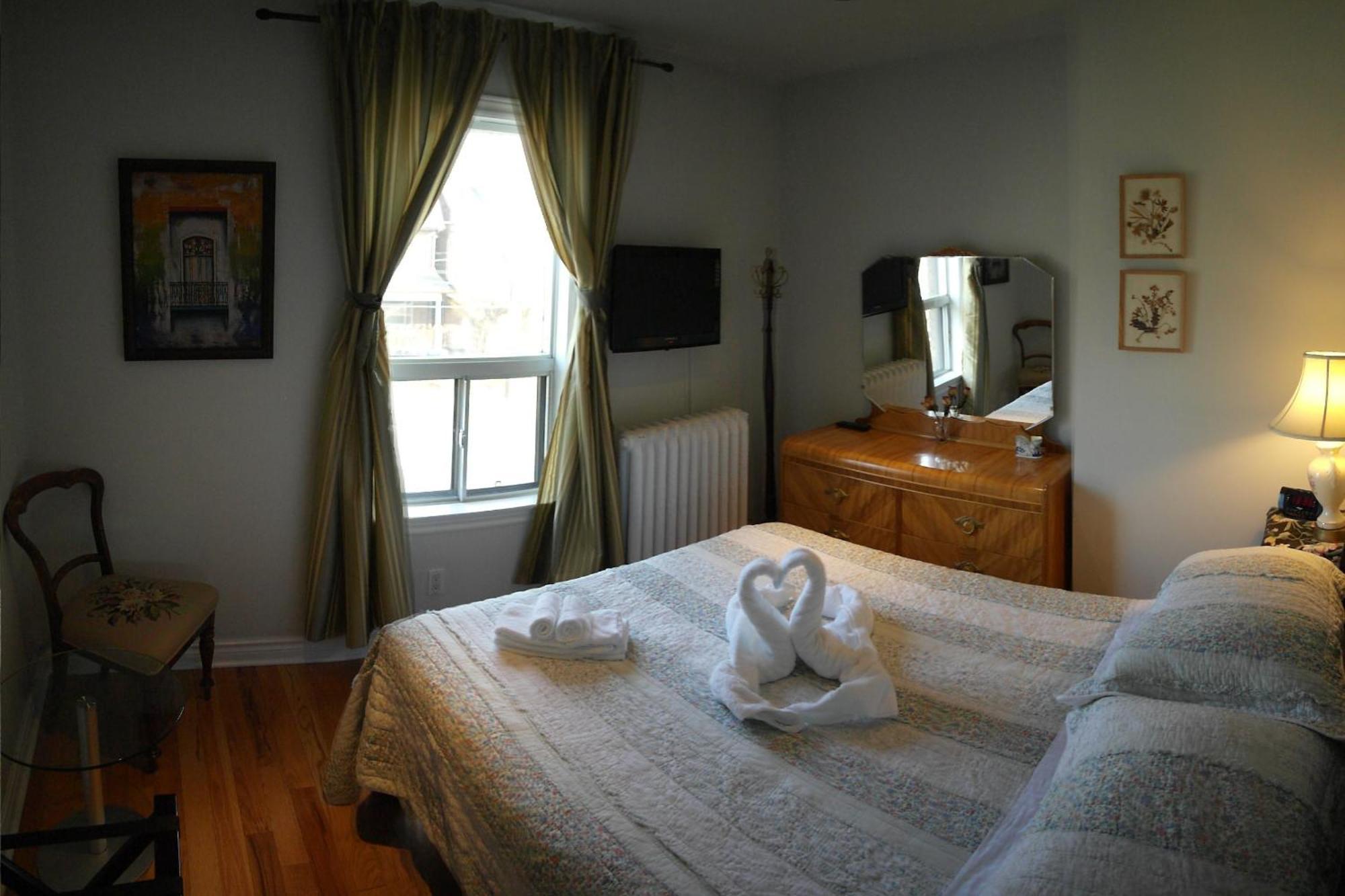 Rose Garden Bed And Breakfast Торонто Экстерьер фото