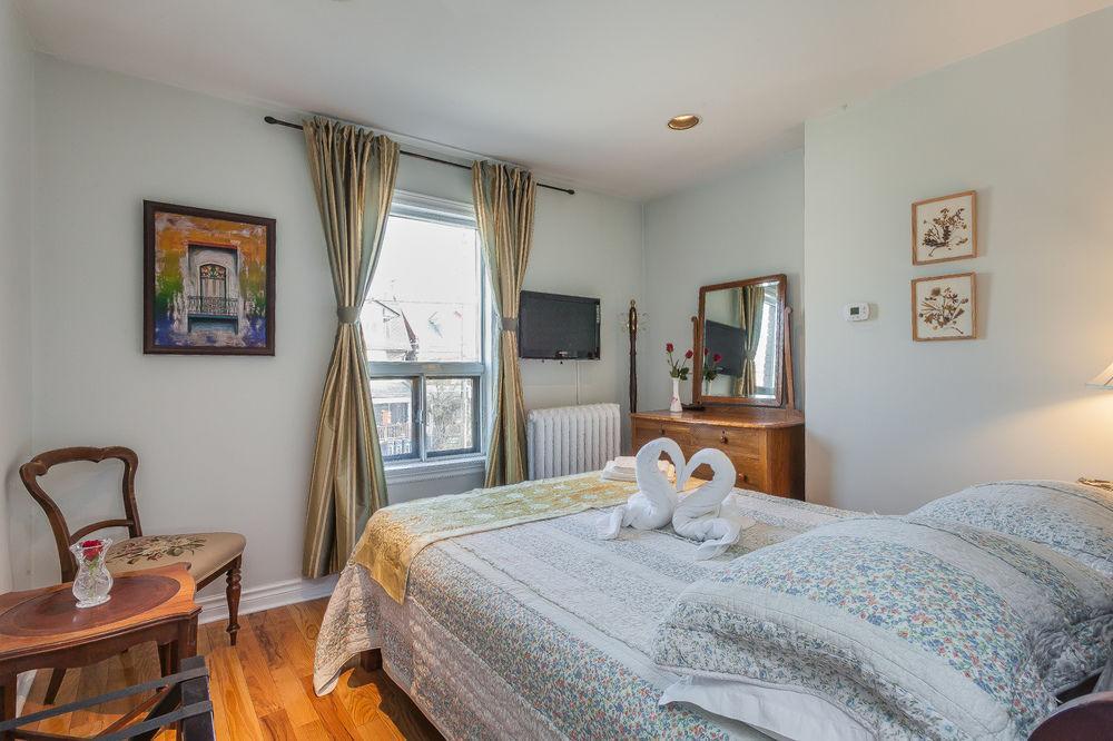 Rose Garden Bed And Breakfast Торонто Экстерьер фото