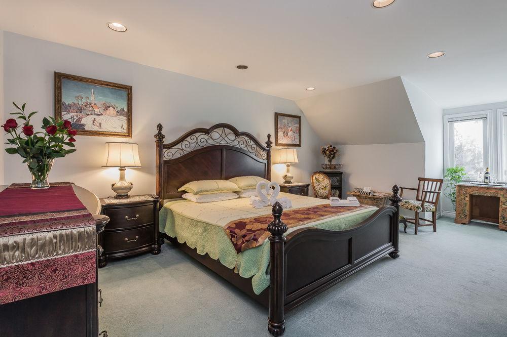 Rose Garden Bed And Breakfast Торонто Экстерьер фото